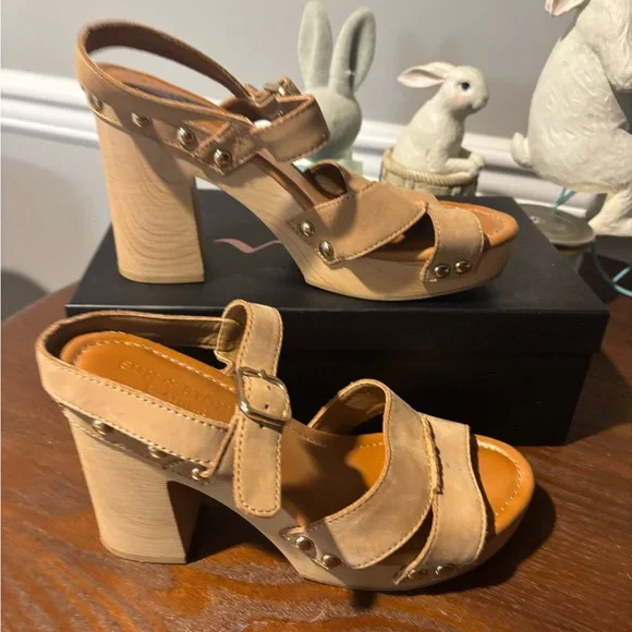 Women's Stylish Tan Platform Sandals -Size 7 1/2 Worn 2 times - Picture 4 of 7
